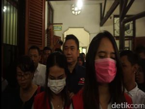 Keluar Ruang Sidang Sambil Menangis, Vanessa Angel Diteriaki Bebas.. bebas Keluar Ruang Sidang Sambil Menangis, Vanessa Angel Diteriaki Bebas.. bebas