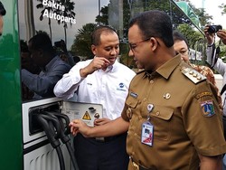 Anies Uji Coba Bus Listrik Transjakarta dari Balai Kota ke Bundaran HI