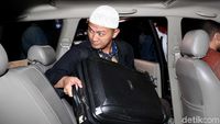 Penyidik KPK Bawa 2 Koper Usai Geledah Kantor Mendag