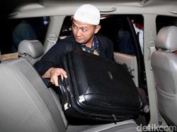 KPK Bawa Dua Koper Usai Ubek-ubek Kantor Mendag