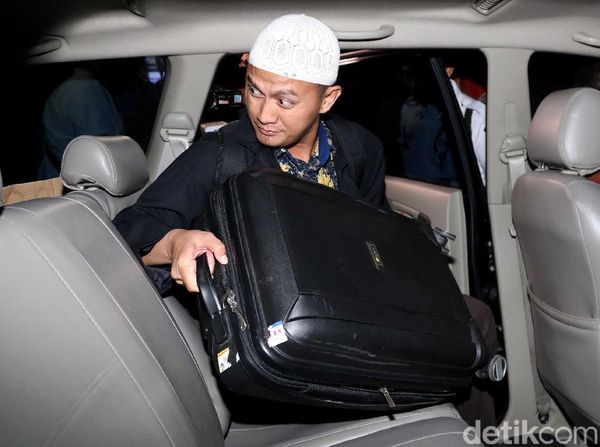 Penyidik KPK Bawa 2 Koper Usai Geledah Kantor Mendag