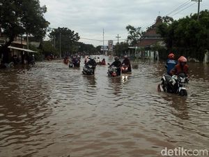 Potret Jalan Pantura Kraton Pasuruan Lumpuh Terendam Banjir