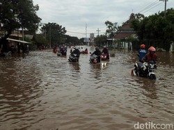 Potret Jalan Pantura Kraton Pasuruan Lumpuh Terendam Banjir