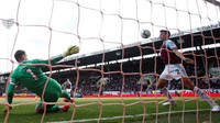 Tendangan Aguero dari dalam kotak penalti membentur bek Burnley di garis gawang. Namun si kulit bundar masih melayang masuk melewati garis gawang. Goal line technology mengonfirmasi gol tersebut. Andrew Yates/Reuters.