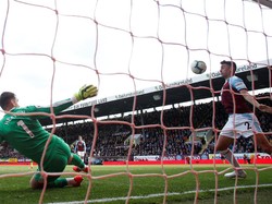 Tendangan Aguero dari dalam kotak penalti membentur bek Burnley di garis gawang. Namun si kulit bundar masih melayang masuk melewati garis gawang. Goal line technology mengonfirmasi gol tersebut. Andrew Yates/Reuters.