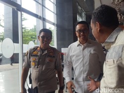 Siap Bersaksi di Sidang Kasus Suap KONI, Menpora Tebar Senyum