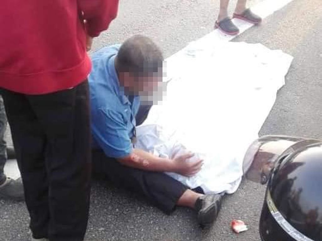 Viral, Foto Suami Peluk Tubuh Istri yang Tak Bernyawa Bikin Netizen Nangis Viral, Foto Suami Peluk Tubuh Istri yang Tak Bernyawa Bikin Netizen Nangis