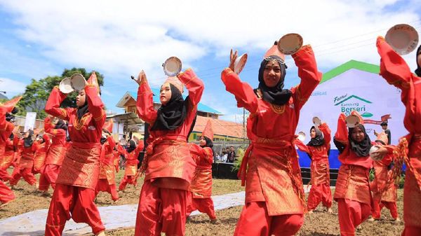 Foto: Pesona Tari Piring yang Menarik Perhatian