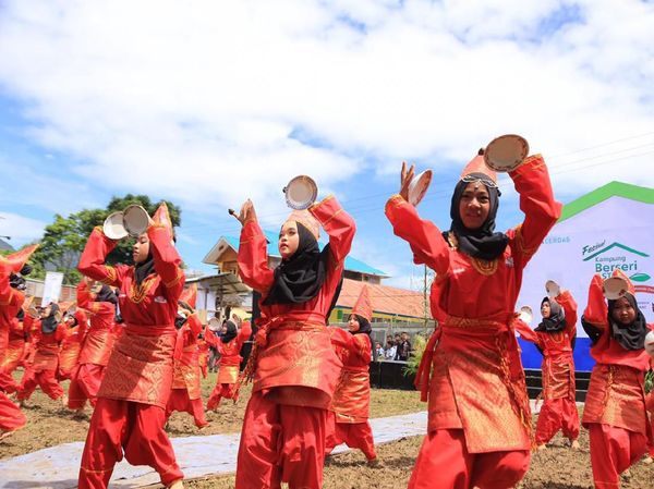 Foto: Pesona Tari Piring yang Menarik Perhatian