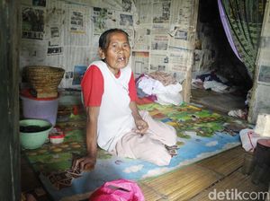 Mak Irah dan Cucunya yang Disabilitas Huni Rumah Dinding Koran