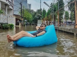 Sindir Pemkab Bekasi, Pria Ini Bersantai di Atas Genangan Banjir