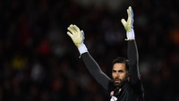 Ancaman berbahaya pertama baru lahir pada menit ke-29. Menerima sodoran bola dari Patrick Cutrone, Suso melepas tendangan kaki kanan dari dalam kotak penalti. Namun Salvatore Sirigu dengan sigap menepis bola.