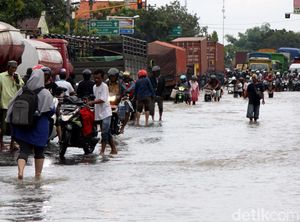 Banjir Mulai Surut, Jalan Pantura Pasuruan Kembali Dibuka