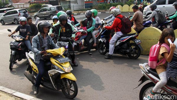 Nakal! Pemotor Nekat Lawan Arus Berjamaah