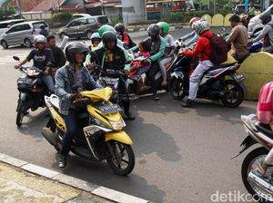 Nakal! Pemotor Nekat Lawan Arus Berjamaah