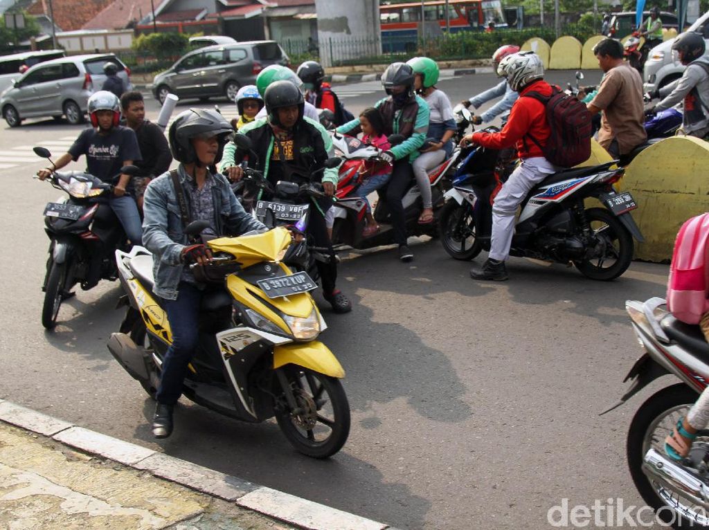 Nakal! Pemotor Nekat Lawan Arus Berjamaah Nakal! Pemotor Nekat Lawan Arus Berjamaah
