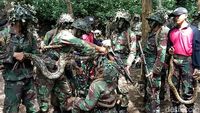 Aksi Marinir Makan Ular Saat Latihan Perang