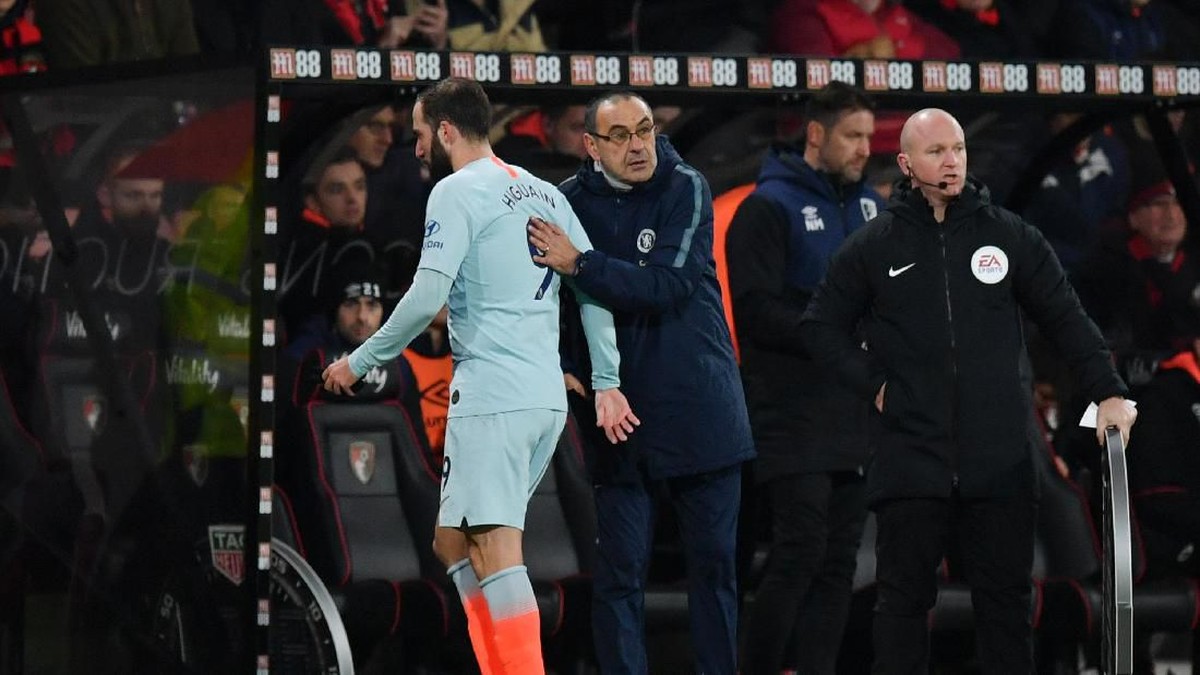 Manajer Chelsea Maurizio Sarri membela Gonzalo Higuain, yang belum tajam-tajam amat. (Foto: Dan Mullan / Getty Images)