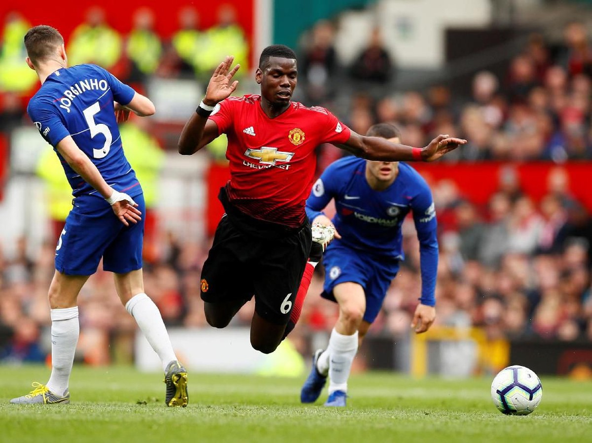 Aksi Paul Pogba berduel dengan Jorginho saat Manchester United melawan Chelsea di musim lalu. (Foto: Reuters)