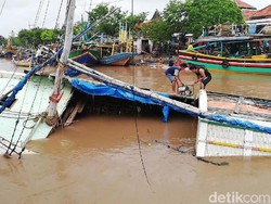 Puluhan Perahu di Pelabuhan Pasuruan Rusak Diterjang Luapan Sungai