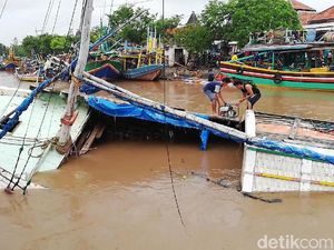Puluhan Perahu di Pelabuhan Pasuruan Rusak Diterjang Luapan Sungai Puluhan Perahu di Pelabuhan Pasuruan Rusak Diterjang Luapan Sungai