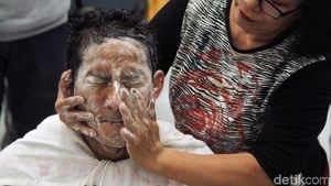 Sandiaga Cukur Rambut, Kumis dan Jenggot di Glodok