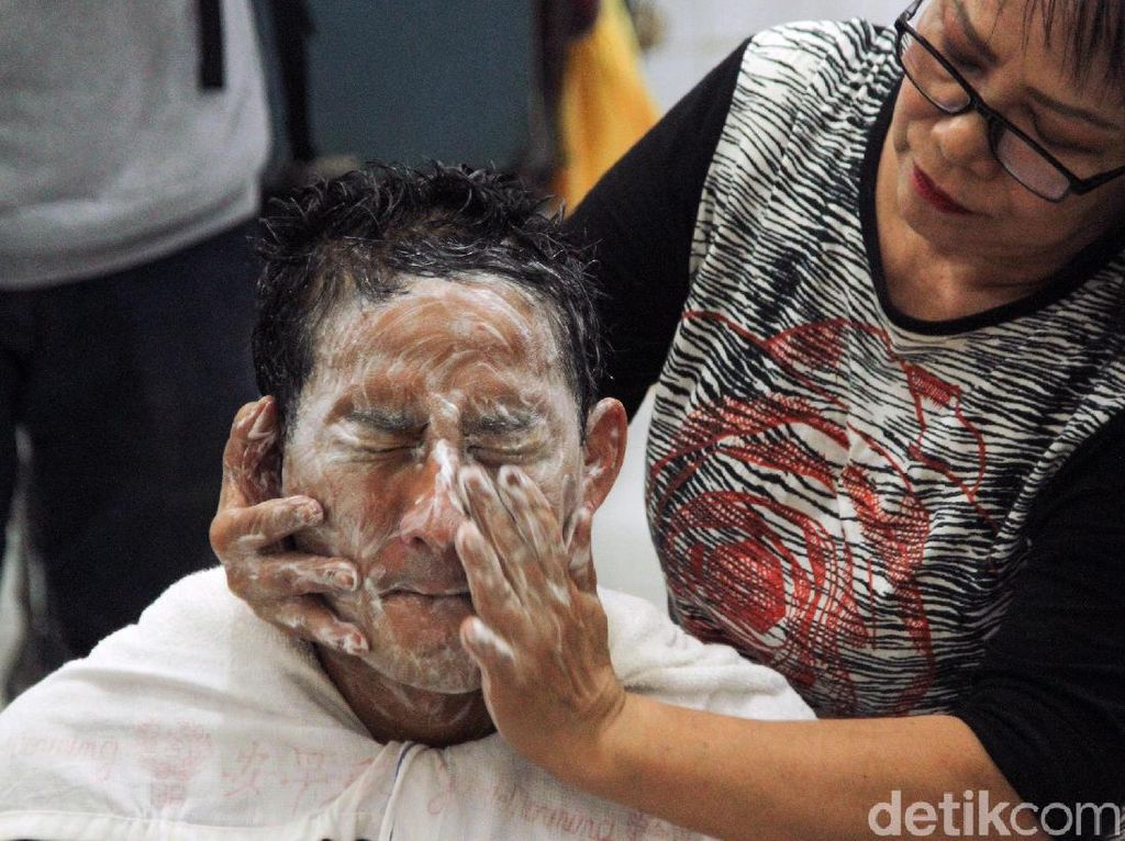 Sandiaga Cukur Rambut, Kumis dan Jenggot di Glodok Sandiaga Cukur Rambut, Kumis dan Jenggot di Glodok