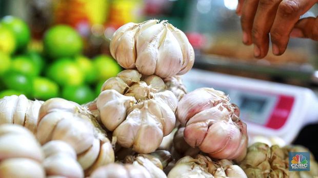 Menurut pedagang di pasarinu penjualan bawang putih mengalami kenaikan saat mendekati hari raya idul firtri yang dalam beberapa bulan nanti akan dirayakan. (CNBC Indonesia/Andrean kristianto)
