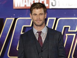 Duh, Chris Hemsworth Dilarang Dekat-dekat Angelina Jolie?