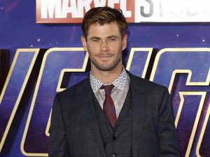 Hot Daddy! Serunya Chris Hemsworth Bantu Kemas Makanan di Sekolah Anaknya Hot Daddy! Serunya Chris Hemsworth Bantu Kemas Makanan di Sekolah Anaknya