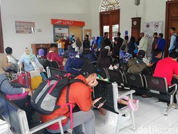 Penumpang KA Terlantar Akibat Rel Terendam Banjir Diangkut Bus
