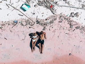 Turis Ini Perlihatkan Pantai Pink Komodo yang Banyak Sampah