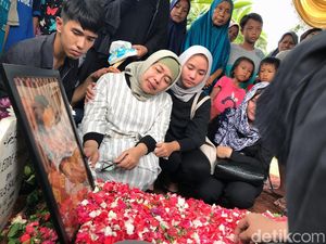 Istri Sampaikan Permohonan Maaf atas Nama Eddy Riwanto usai Pemakaman Istri Sampaikan Permohonan Maaf atas Nama Eddy Riwanto usai Pemakaman