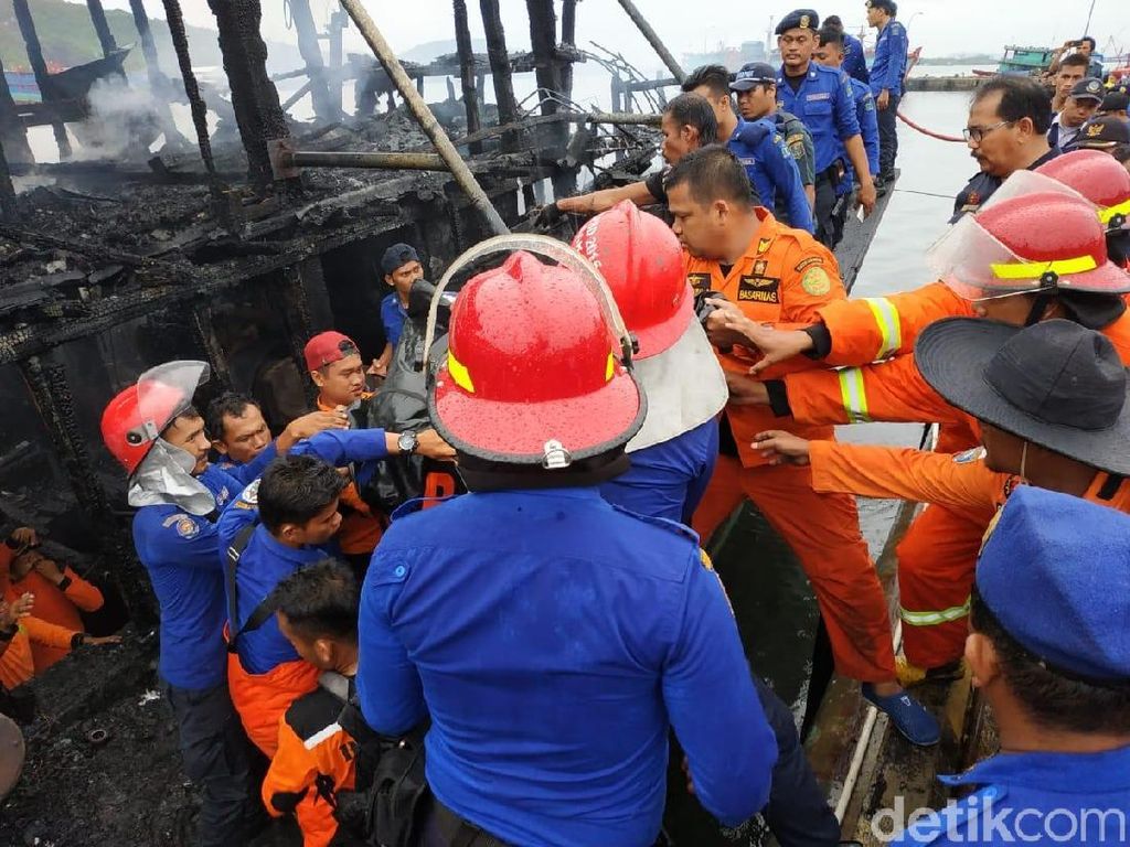 Kebakaran Kapal di Pelabuhan Sibolga, 2 ABK Tewas Kebakaran Kapal di Pelabuhan Sibolga, 2 ABK Tewas