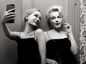 Marilyn Monroe hingga Gandhi Jadi Korban Selfie Wanita Ini Marilyn Monroe hingga Gandhi Jadi Korban Selfie Wanita Ini