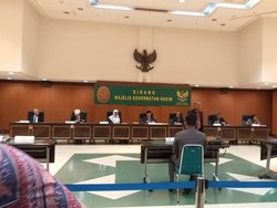 Selain Pakai Sabu, Hakim yang Dipecat Juga Selingkuh di Rumah Dinas