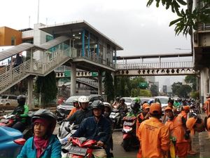 Nenek Terjepit Metro Mini di Mampang Tewas, Dibawa ke RS Fatmawati Nenek Terjepit Metro Mini di Mampang Tewas, Dibawa ke RS Fatmawati