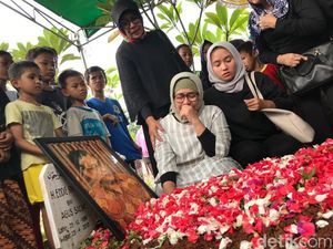 Prosesi Pemakaman Eddy Riwanto, Aktor yang Kerap Jadi Imam Salat Prosesi Pemakaman Eddy Riwanto, Aktor yang Kerap Jadi Imam Salat