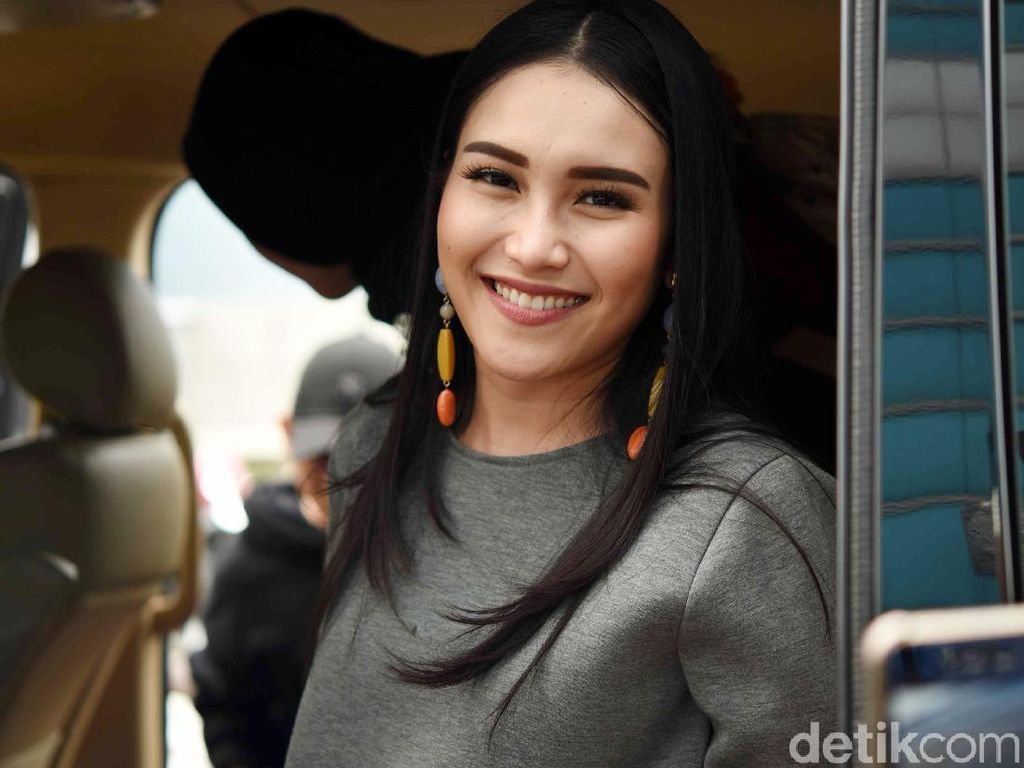 Dituding Ambil Foto Orang Lain, Manajemen Ayu Ting Ting Beri Penjelasan