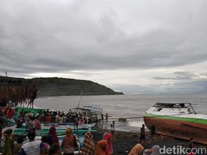 Hujan Badai Terjang Pesisir Bima NTB, 14 Kapal Nelayan Rusak