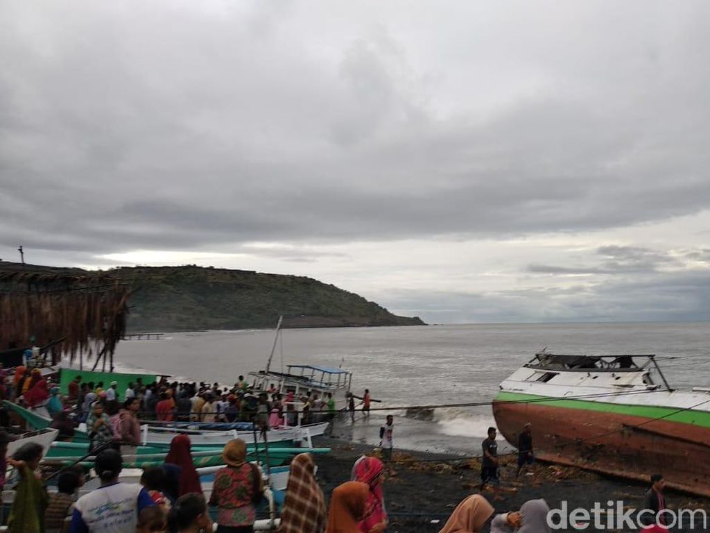 Hujan Badai Terjang Pesisir Bima NTB, 14 Kapal Nelayan Rusak Hujan Badai Terjang Pesisir Bima NTB, 14 Kapal Nelayan Rusak