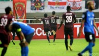 Tertinggal 0-2 oleh, PSM berusaha untuk bangkit. Upaya mereka membuahkan hadiah penalti pada menit ke-59 setelah Ha Wai Loon melakukan handball. Marc Klok yang maju sebagai eksekutor sukses mengubah memperkecil ketertinggalan PSM.