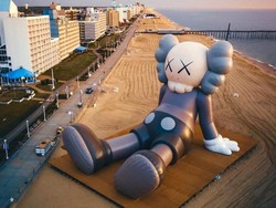Patung Raksasa KAWS Belum Berhenti Tur, Kini Mendarat di Amerika