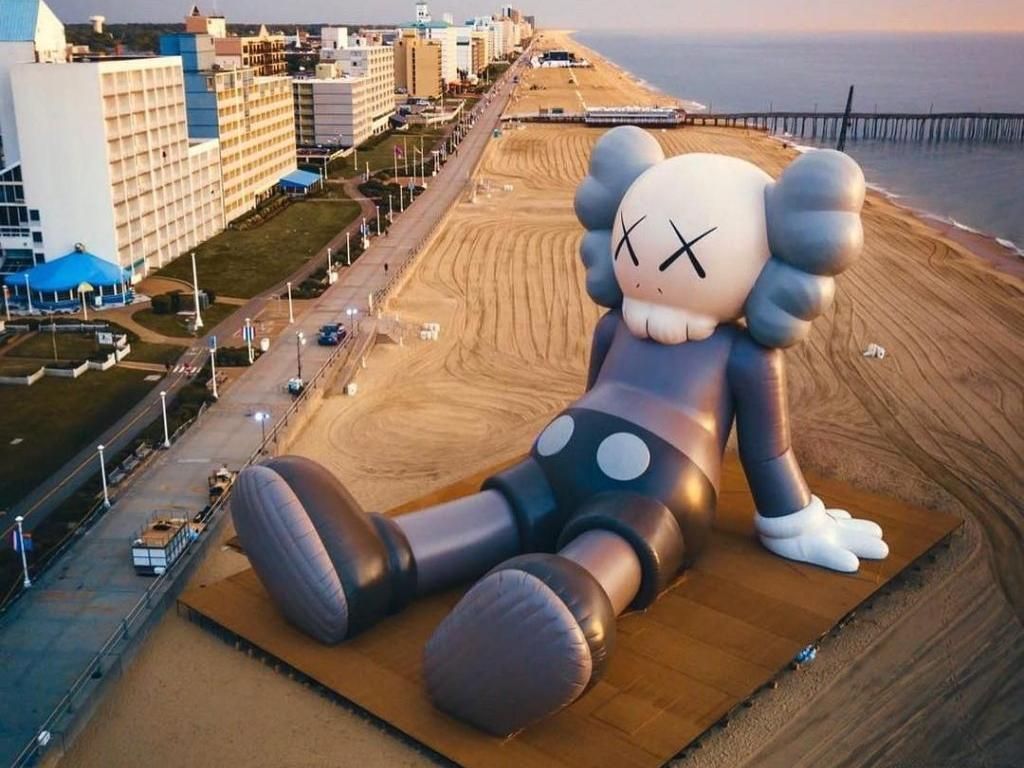 Patung Raksasa KAWS Belum Berhenti Tur, Kini Mendarat di Amerika Patung Raksasa KAWS Belum Berhenti Tur, Kini Mendarat di Amerika