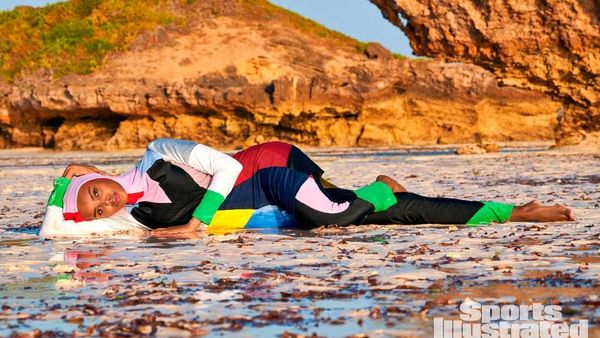 Penampilan Halima Aden, Jadi Hijabers Pertama di Majalah Baju Renang