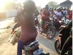 Viral Emak-emak Jatuh karena Pintu Perlintasan KA, Harus Sabar!