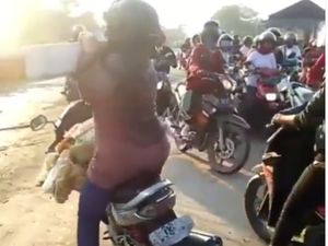 Viral Emak-emak Jatuh karena Pintu Perlintasan KA, Harus Sabar! Viral Emak-emak Jatuh karena Pintu Perlintasan KA, Harus Sabar!