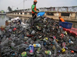Antisipasi Sampah di Musim Hujan, UPK Badan Air DKI Siagakan 4.000 Petugas