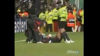 Kiper AC Milan Dida terkapar usai diserang fans Celtic. Dalam video lambat, kiper asal Brasil itu terlihat dicekik fans di depan gawangnya. (Foto: Screenshot Youtube/Jacob Hess)