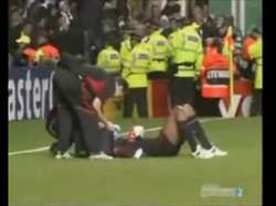 Kiper AC Milan Dida terkapar usai diserang fans Celtic. Dalam video lambat, kiper asal Brasil itu terlihat dicekik fans di depan gawangnya. (Foto: Screenshot Youtube/Jacob Hess)